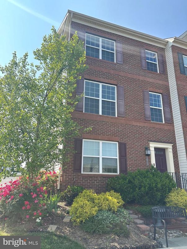 Exterior, Facade, Brick Facade, Rowhouse
