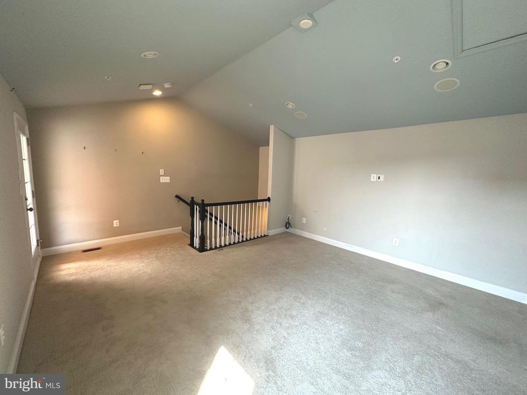 Empty room, Interior, Recessed Lighting