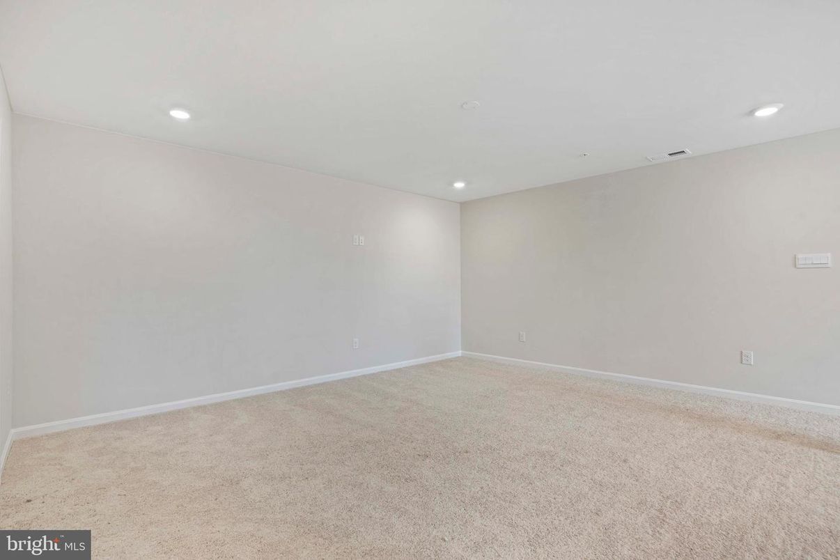 Empty room, Interior, Recessed Lighting