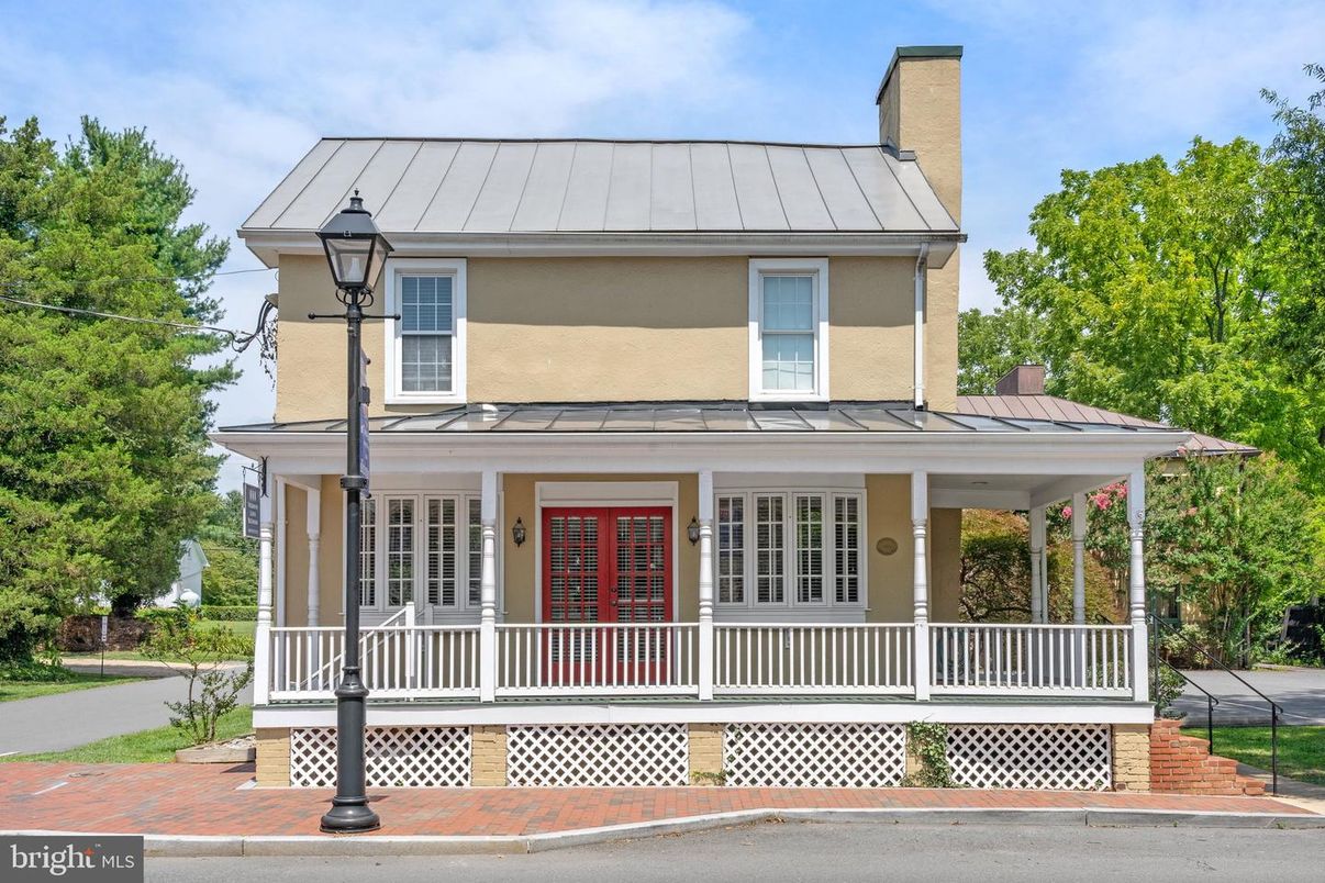 Exterior, Facade, American Foursquare