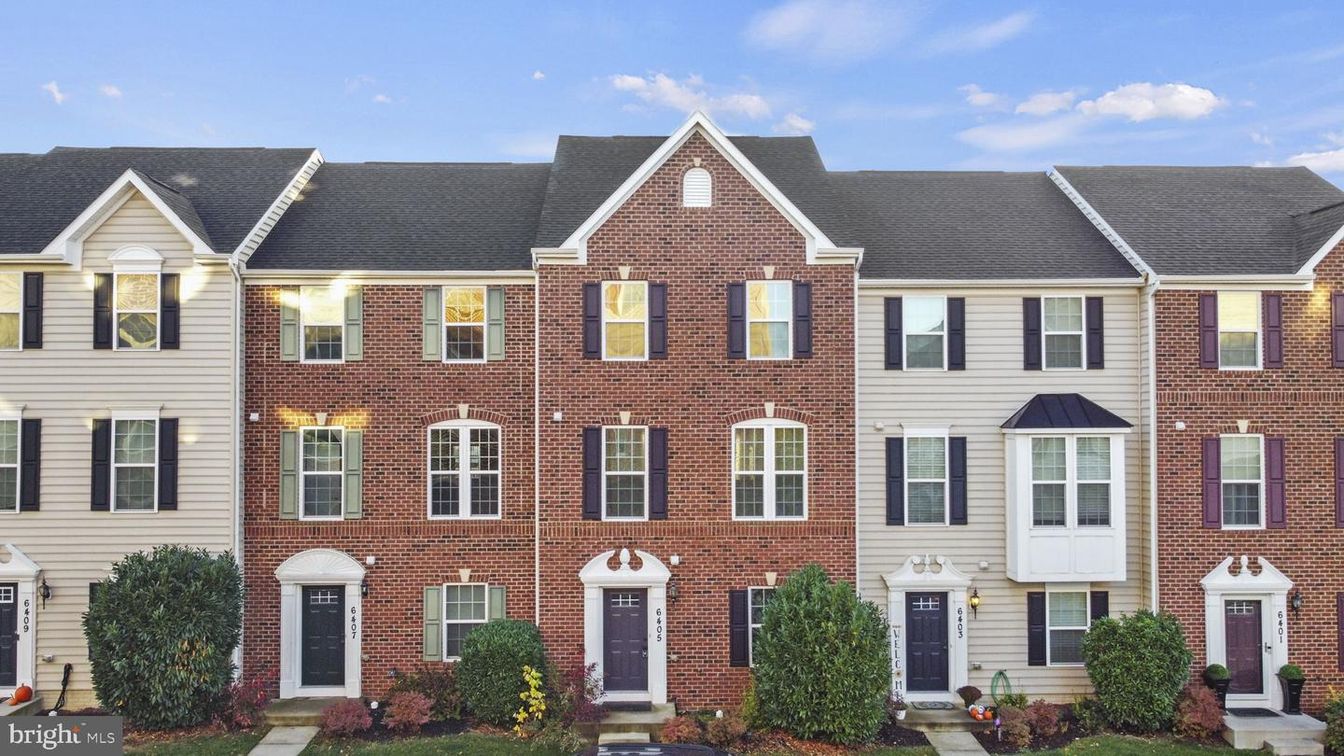 Exterior, Facade, Brick Facade, Rowhouse