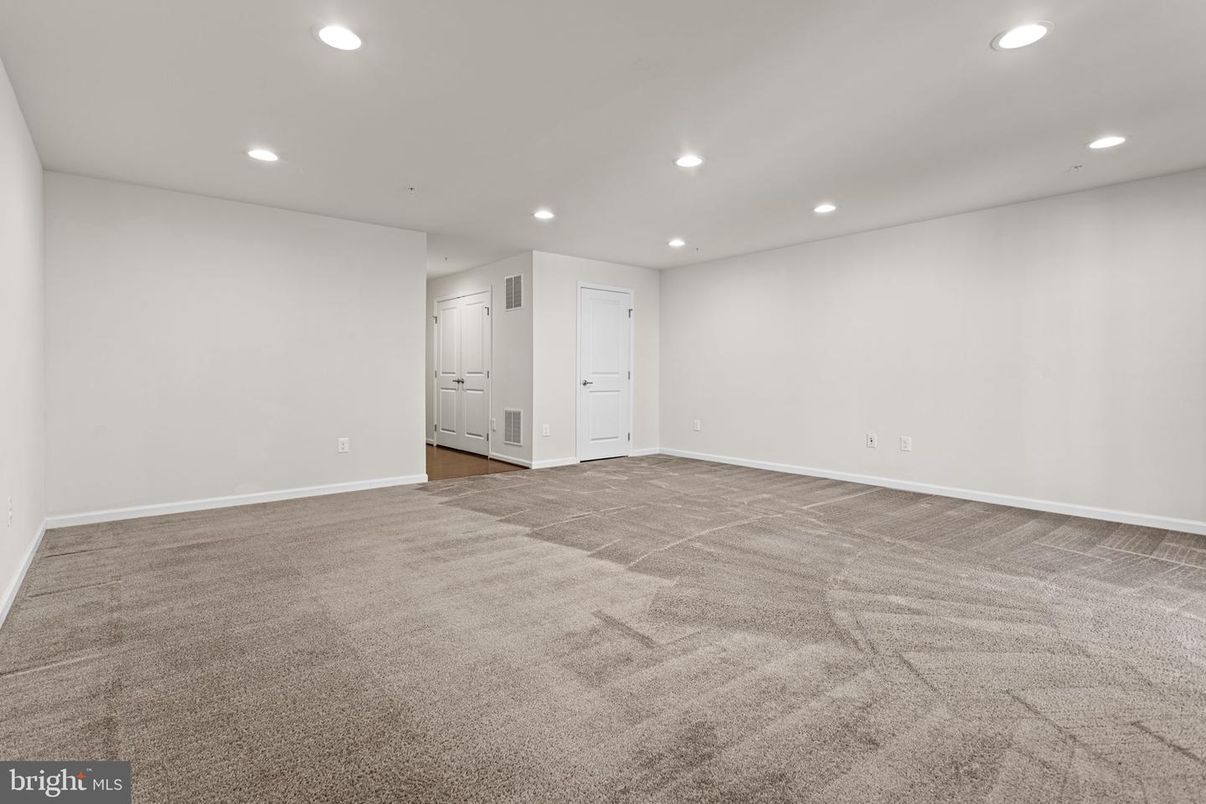 Empty room, Interior, Recessed Lighting