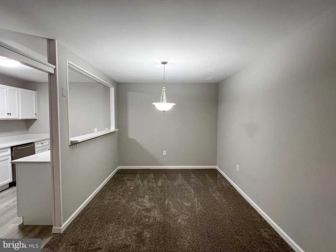 Empty room, Interior, Pendant Lights
