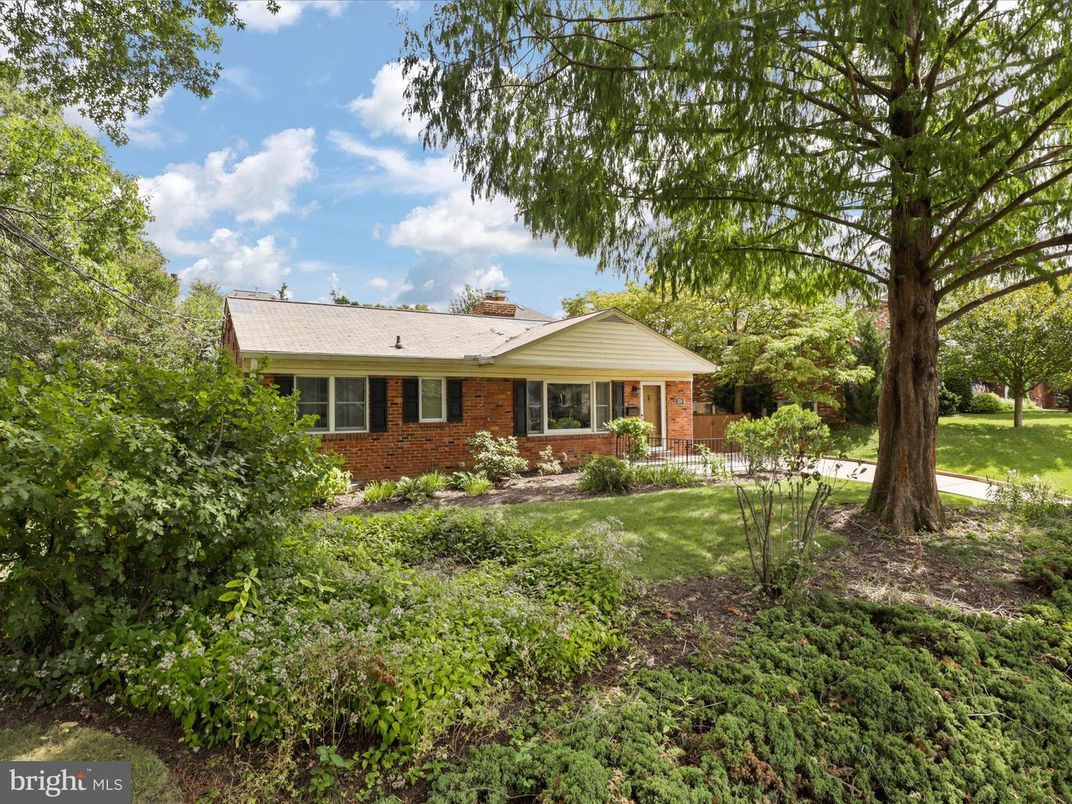 Backyard, Exterior, Facade, Brick Facade, Ranch