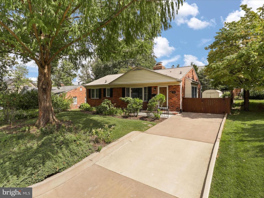 Exterior, Facade, Brick Facade, Ranch