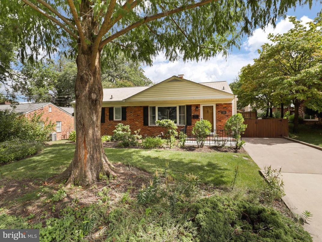 Exterior, Facade, Brick Facade, Ranch