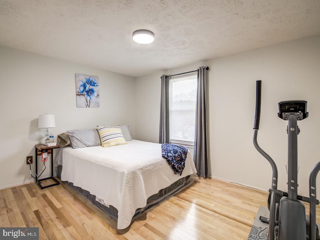 Bedroom, Fitness Equipment, Interior, Wood Texture Flooring
