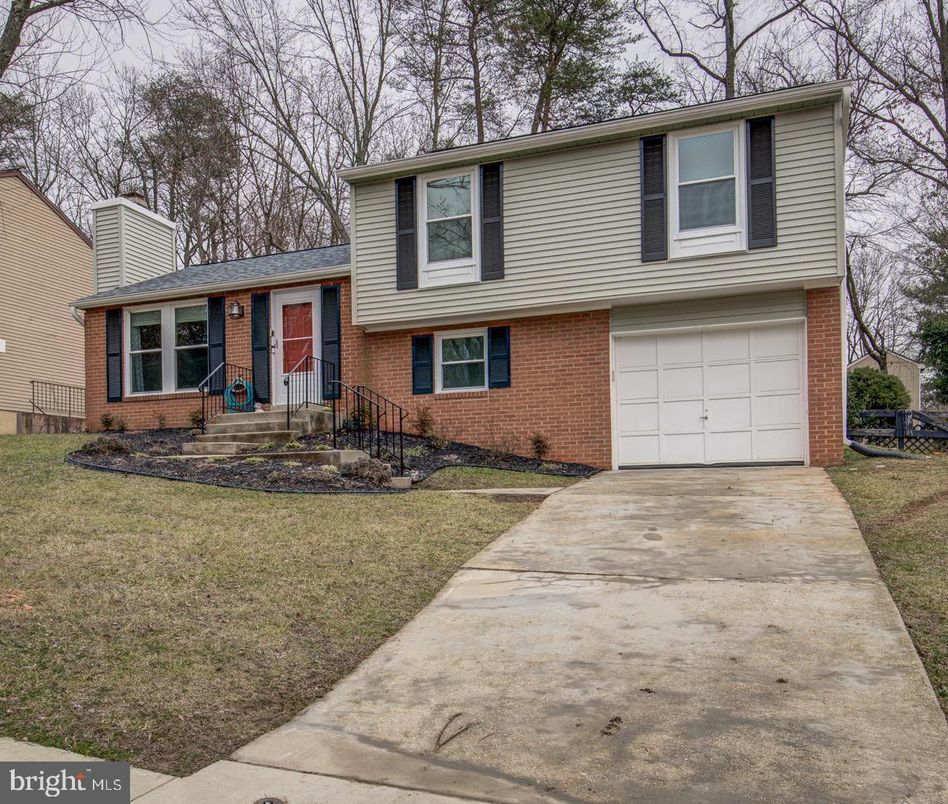 Attached, Exterior, Facade, Brick Facade, Split Level