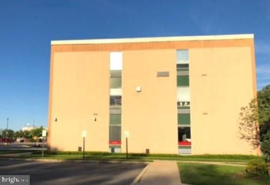 Exterior, Facade, Modern