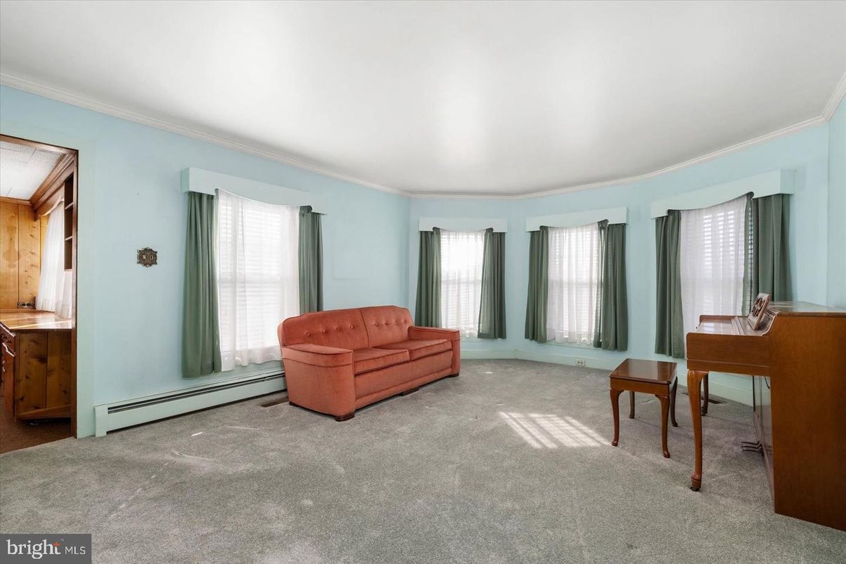 Interior, Piano