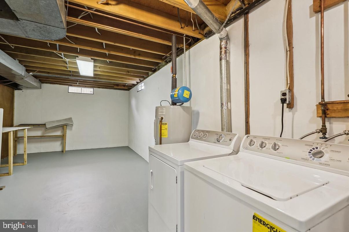 Interior, Washer, Wooden Beams