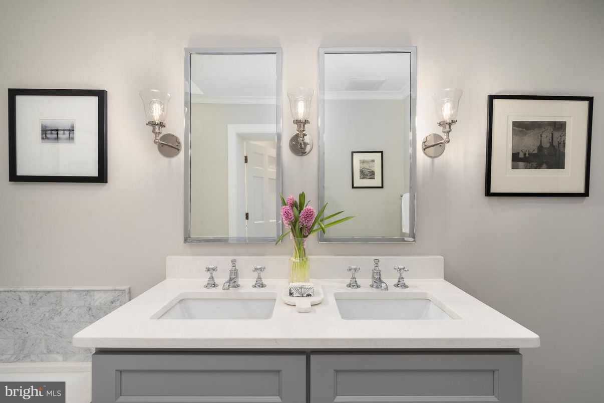 Bathroom, Dual Sink Vanities, Interior