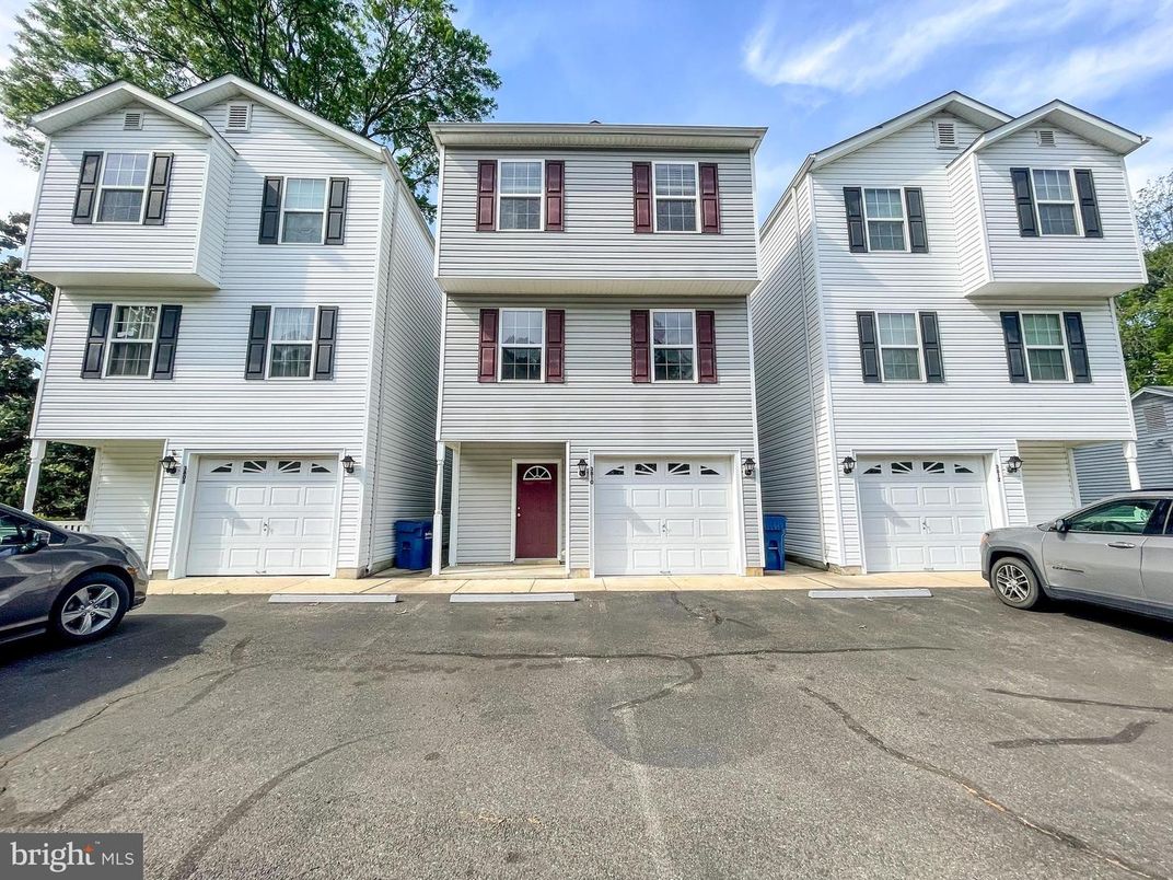 Attached, Exterior, Facade, Rowhouse