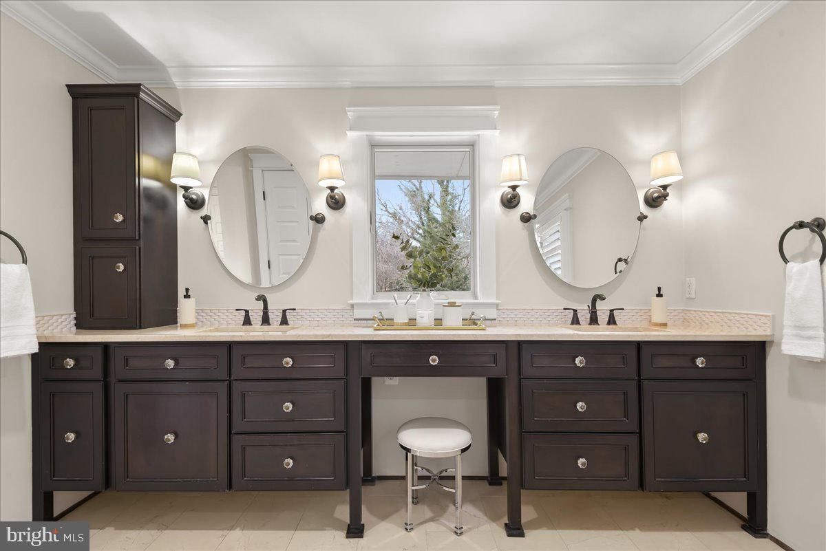 Bathroom, Dual Sink Vanities, Interior