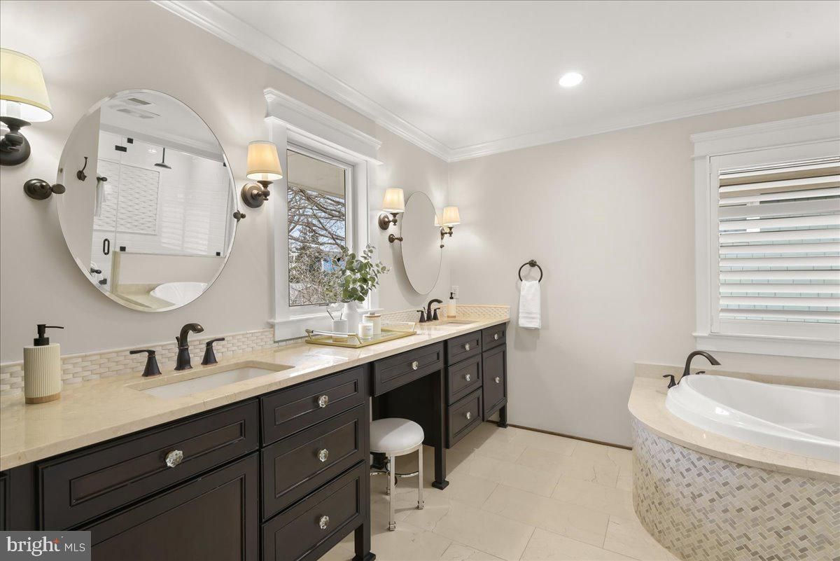 Bathroom, Dual Sink Vanities, Interior, Recessed Lighting