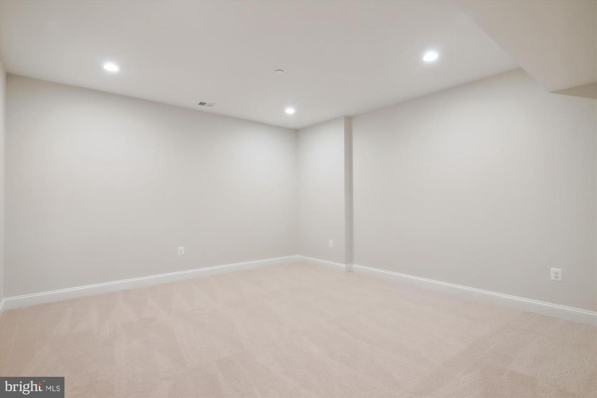 Empty room, Interior, Recessed Lighting