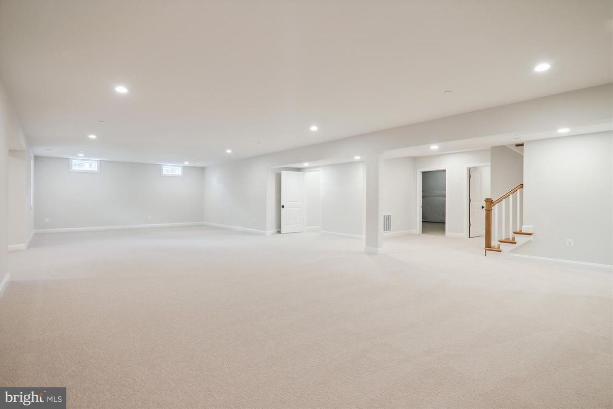 Empty room, Interior, Recessed Lighting