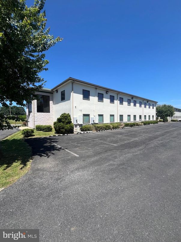 Exterior, Facade, Ranch