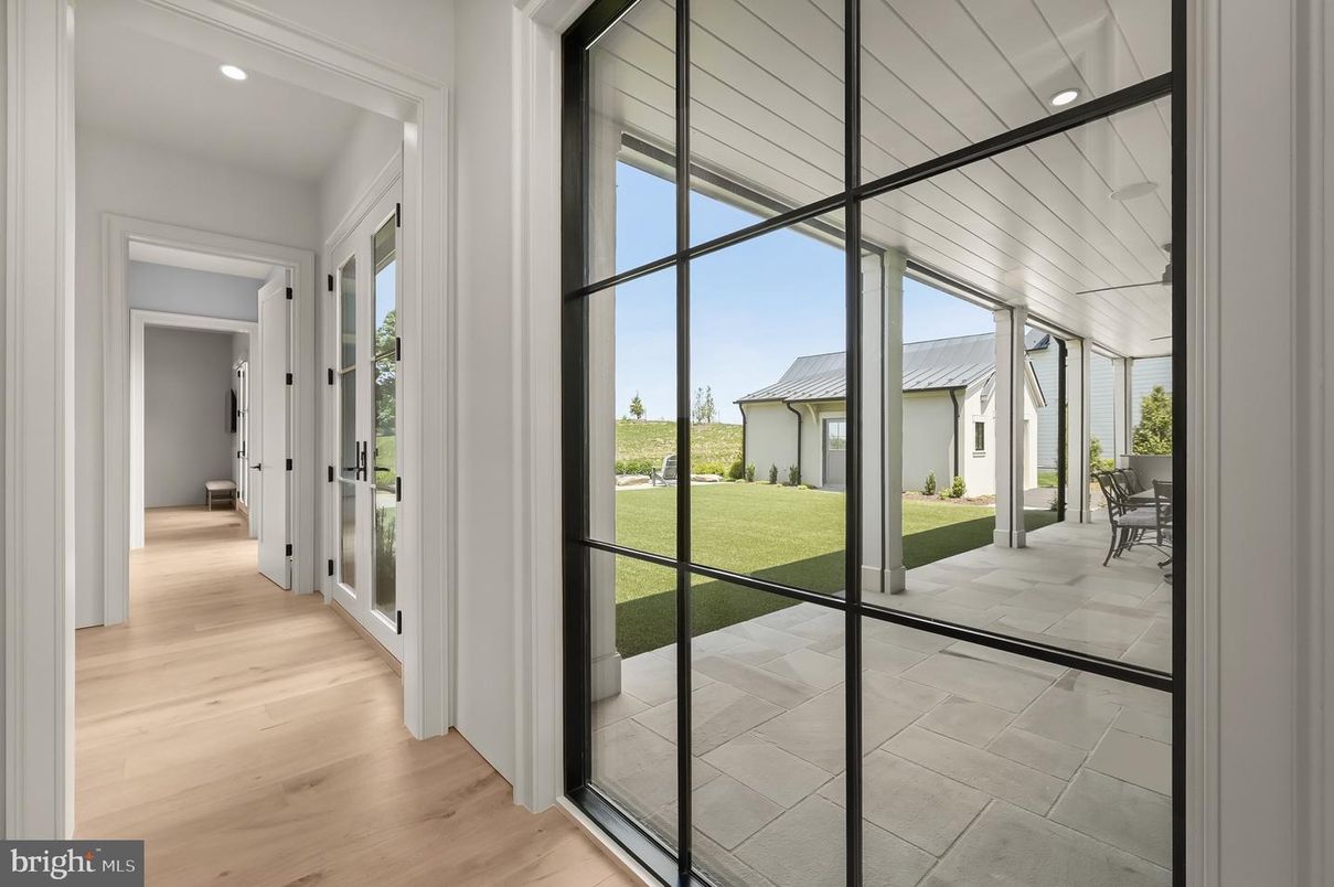 Interior, Recessed Lighting, Sun Room, Wood Texture Flooring
