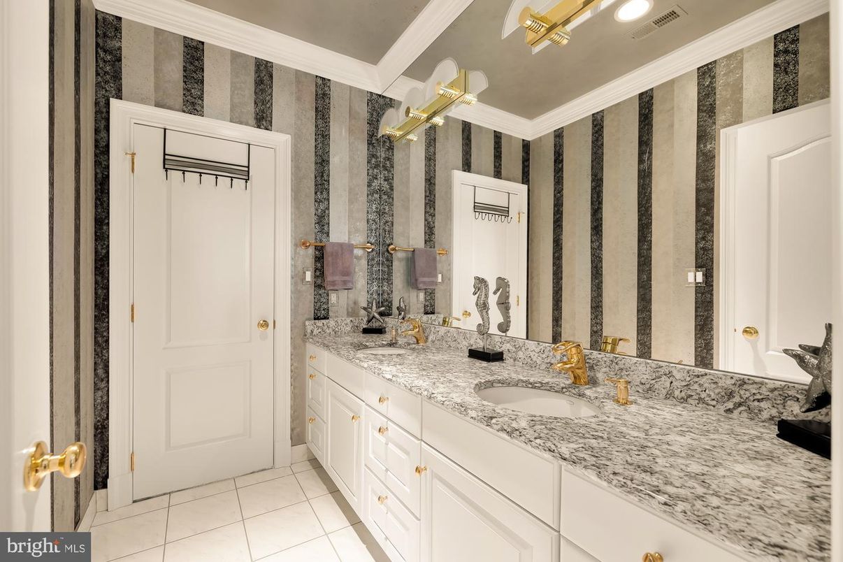 Bathroom, Dual Sink Vanities, Interior, Recessed Lighting