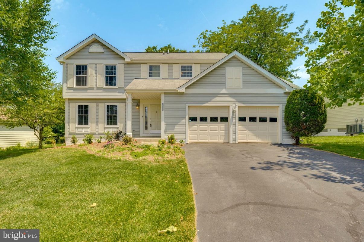 Attached, Exterior, Facade, Farmhouse