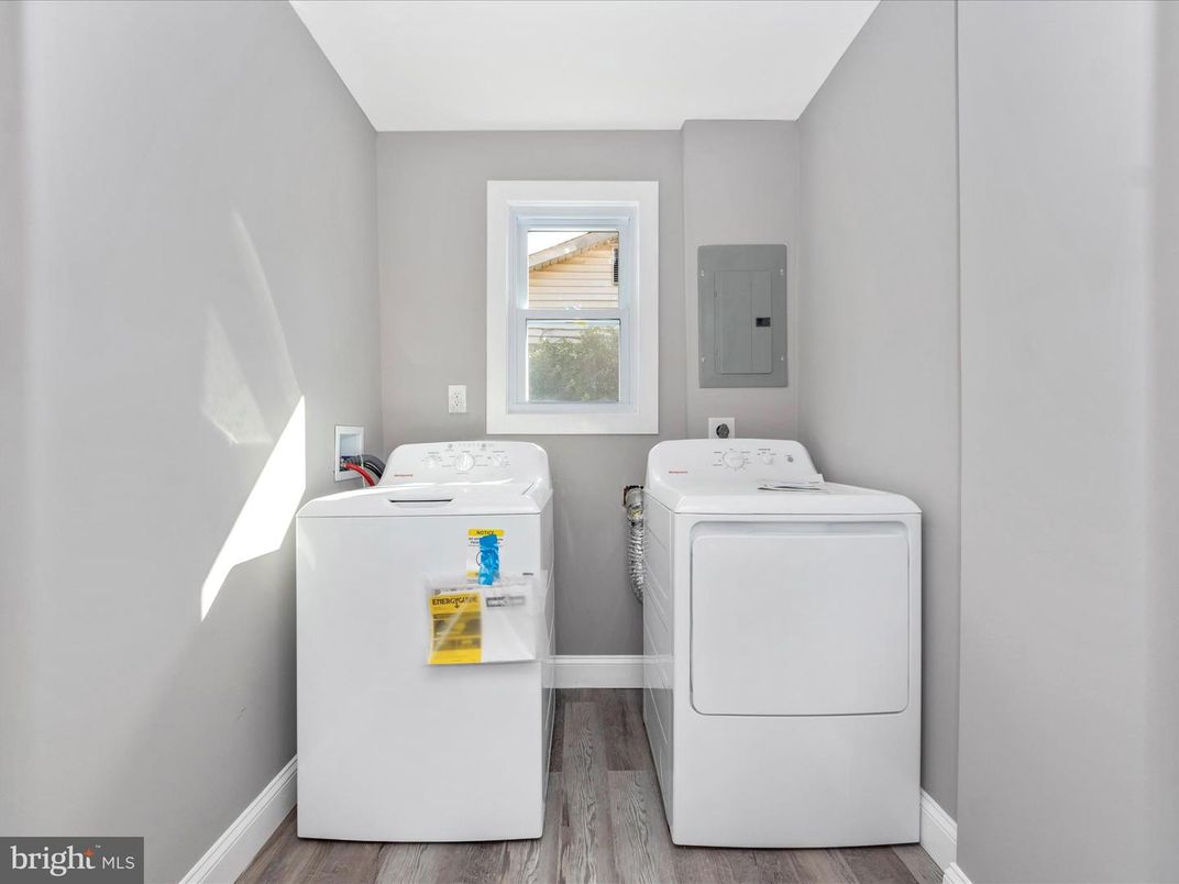 Interior, Washer, Wood Texture Flooring
