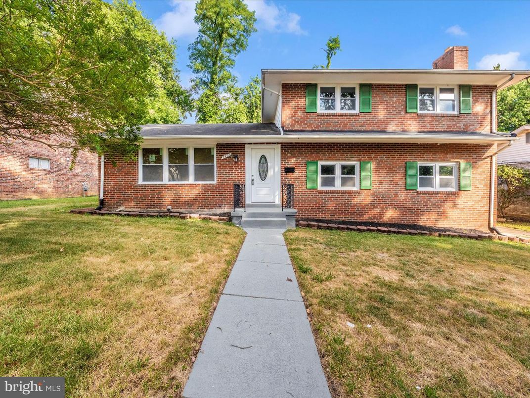Exterior, Facade, Brick Facade, Split Level
