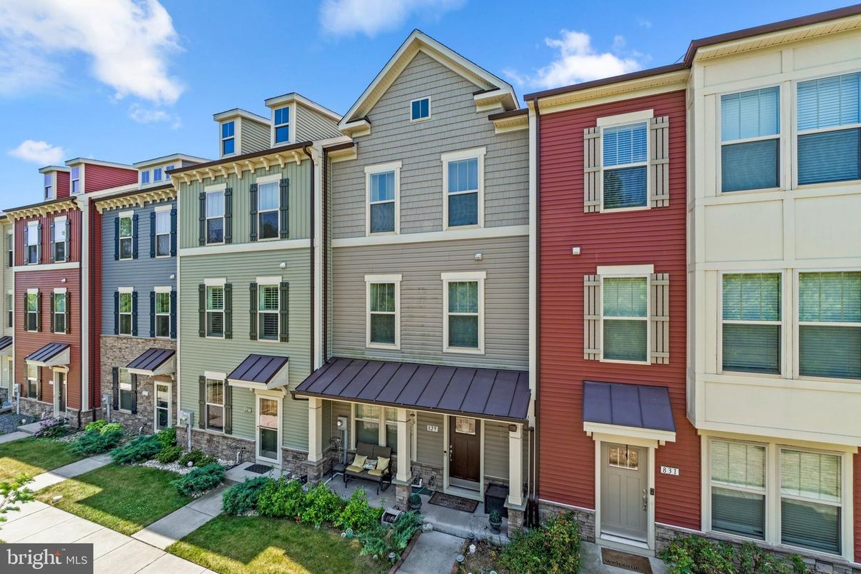 Exterior, Facade, Rowhouse