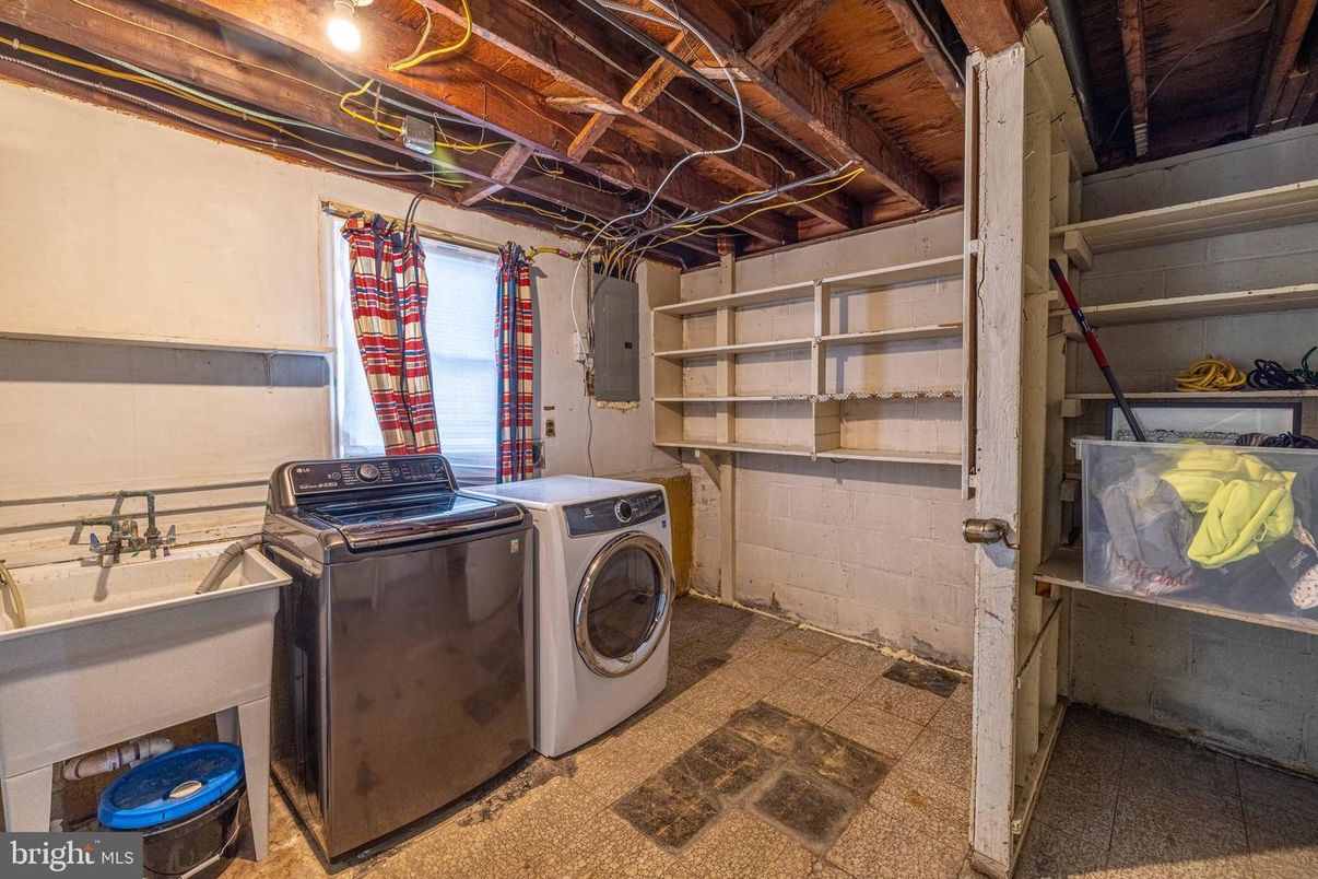 Interior, Washer, Wooden Beams