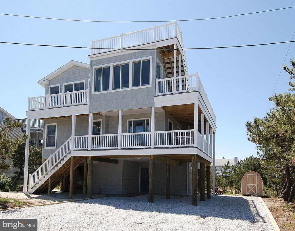 Exterior, Facade, Modern