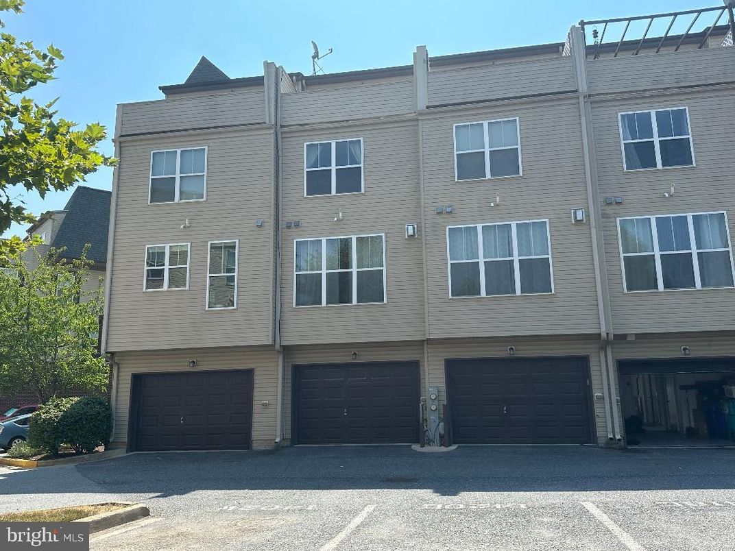 Attached, Exterior, Facade, Rowhouse