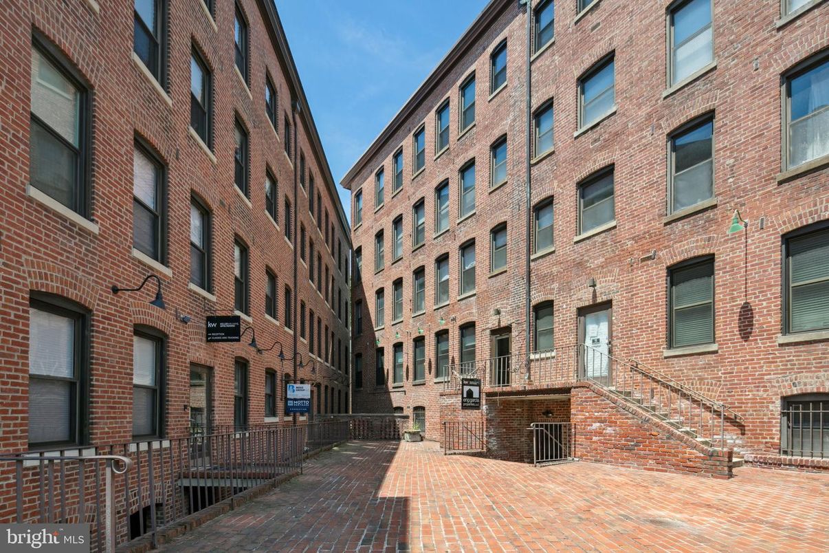 Exterior, Facade, Brick Facade, Rowhouse