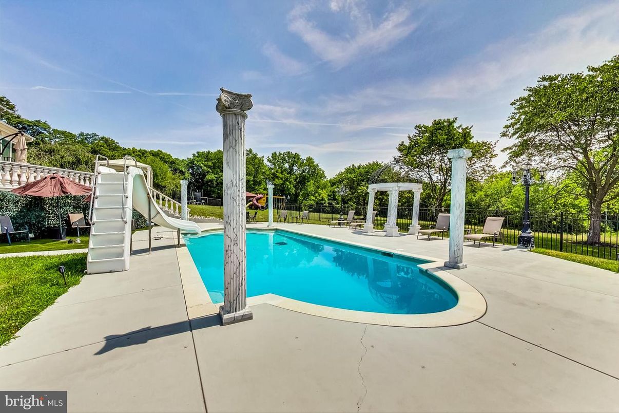 Exterior, Playground, Pool