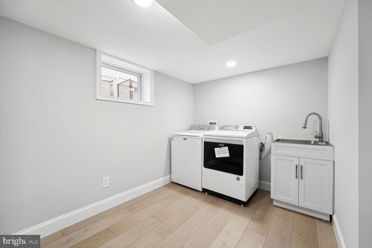 Interior, Recessed Lighting, Washer, Wood Texture Flooring