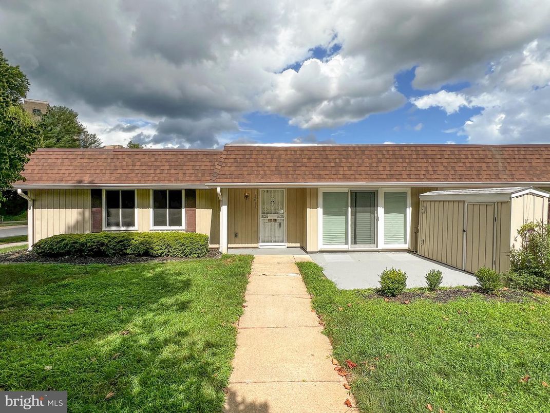 Exterior, Facade, Ranch