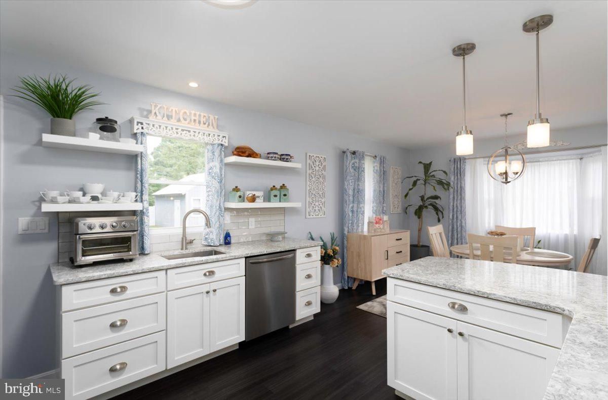 Dining room, Interior, Kitchen, Pendant Lights, Recessed Lighting, Stainless Steel Appliances, Wood Texture Flooring