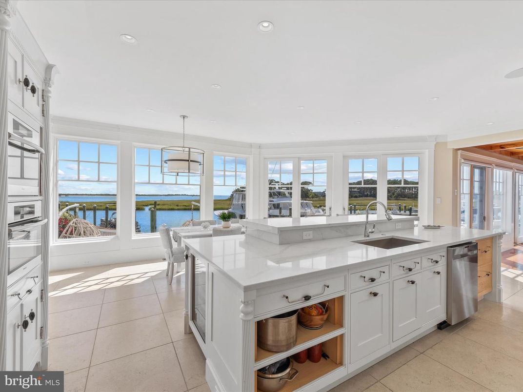 Dining room, Interior, Kitchen, Recessed Lighting, Stainless Steel Appliances, Water