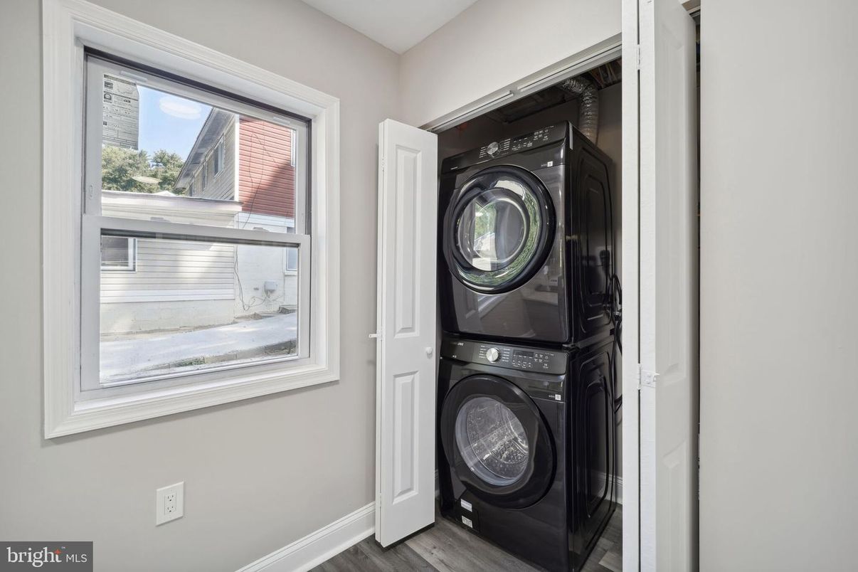 Interior, Utility Closets, Washer, Wood Texture Flooring