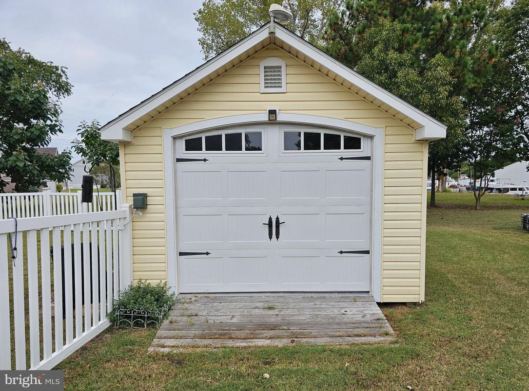 Detached Garage, Exterior