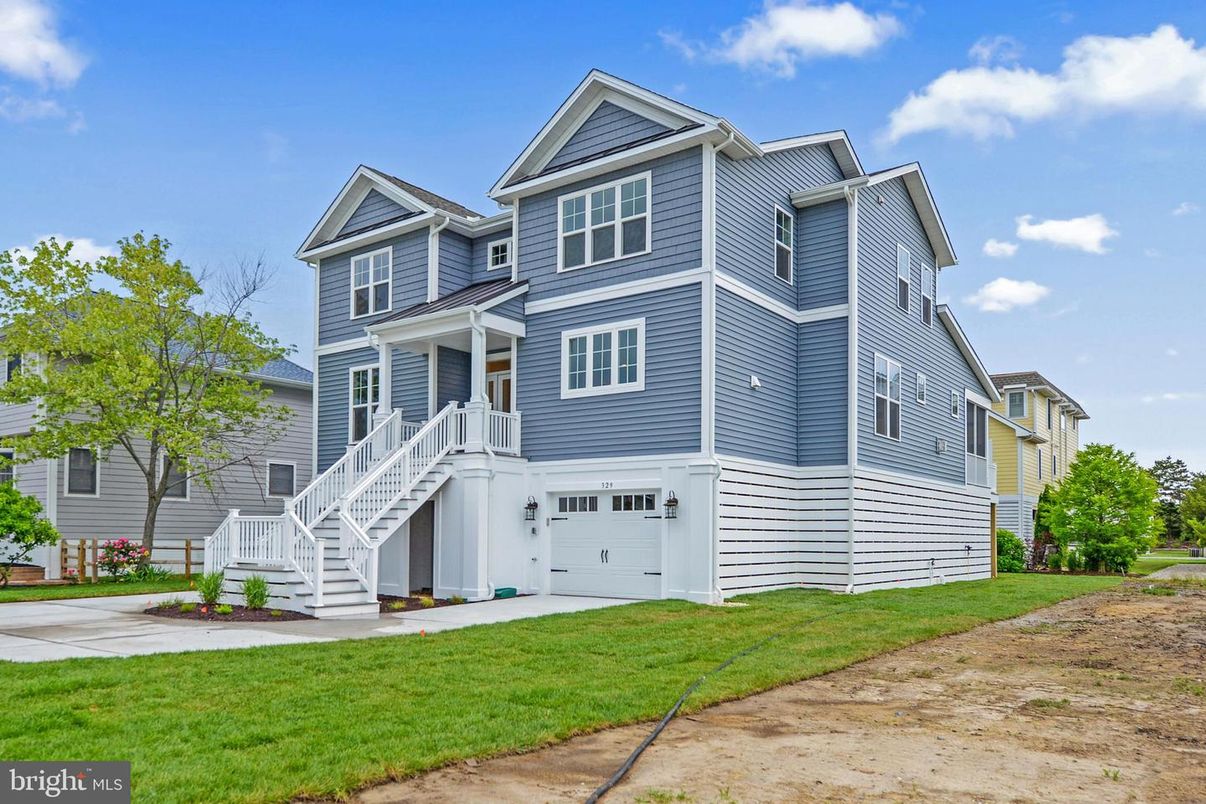 Attached, Exterior, Facade, Queen Anne Victorian