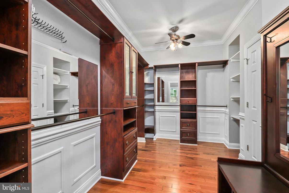 Interior, Walk-in Closets, Wood Texture Flooring