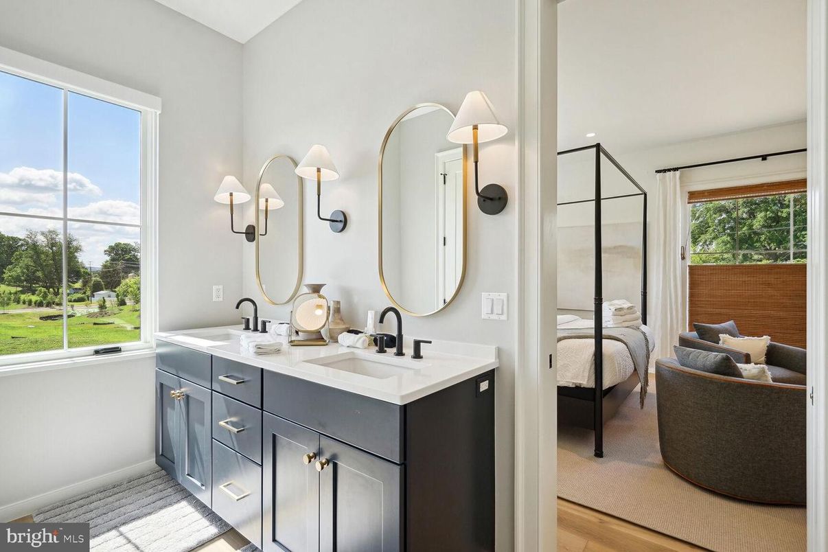 Bathroom, Bedroom, Dual Sink Vanities, Interior