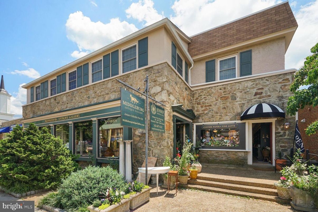 Exterior, Facade, Modern