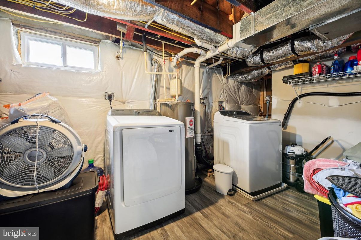 Interior, Washer, Wood Texture Flooring