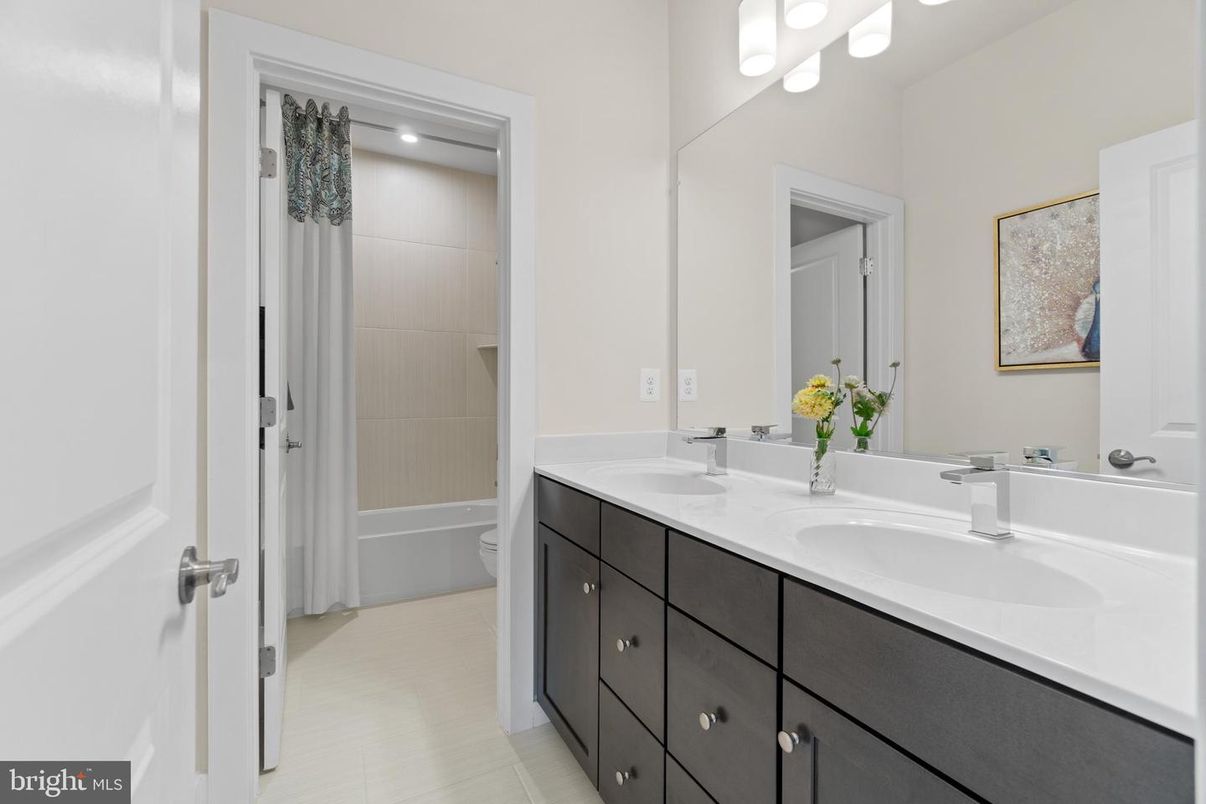Bathroom, Dual Sink Vanities, Interior, Recessed Lighting