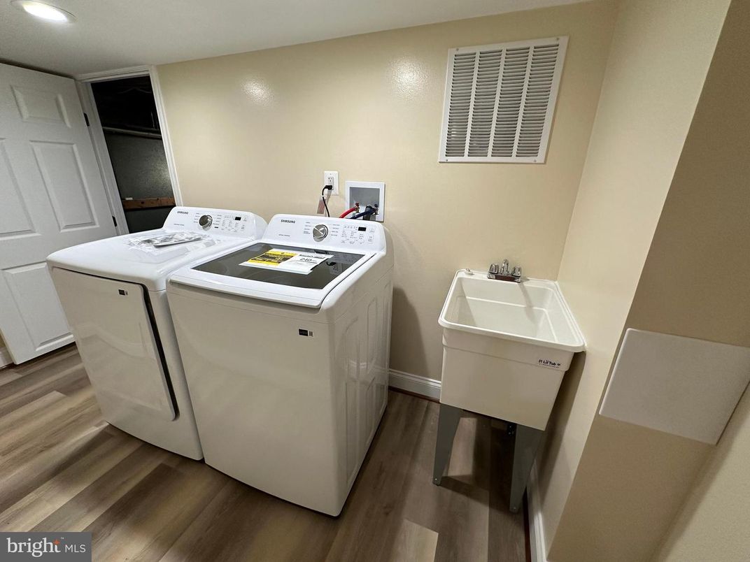 Interior, Recessed Lighting, Washer, Wood Texture Flooring