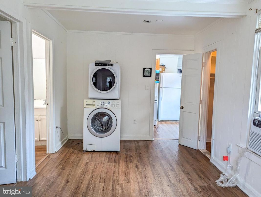 Interior, Utility Closets, Washer, Wood Texture Flooring