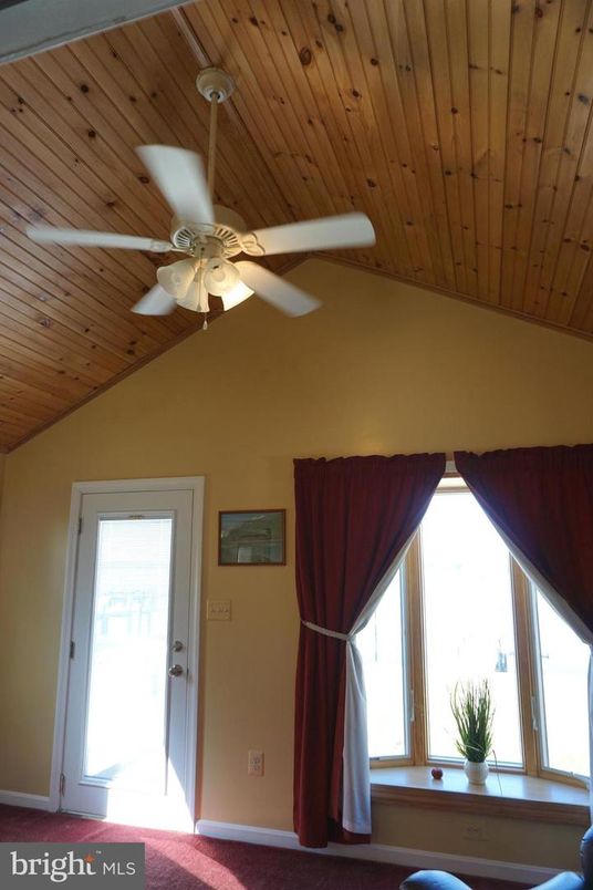 Empty room, Interior, Wooden Ceilings