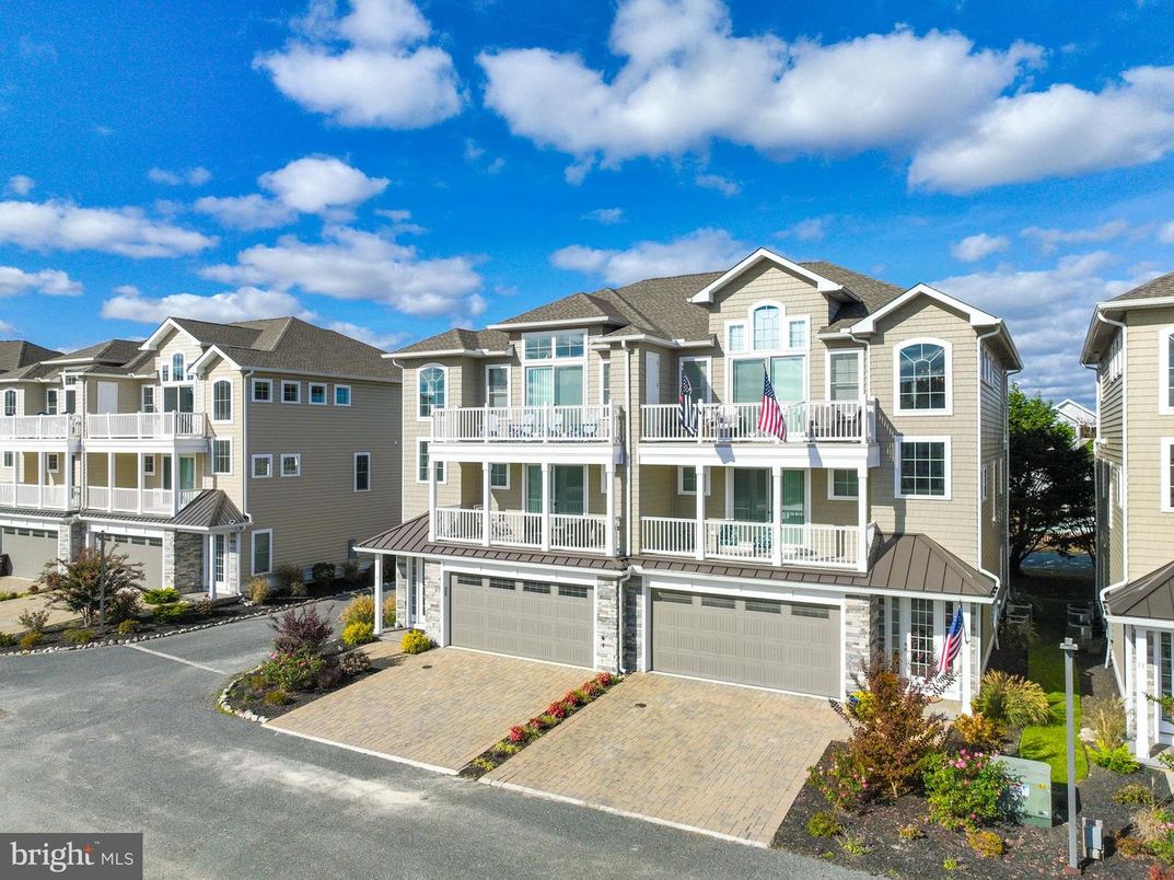 Attached, Exterior, Facade, Rowhouse