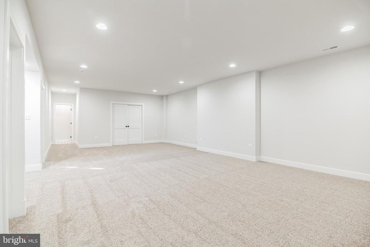 Empty room, Interior, Recessed Lighting
